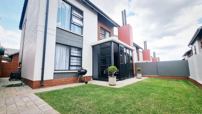 For Sale: Townhouse in Amberfield with 3 beds, garden, pool, and clubhouse.