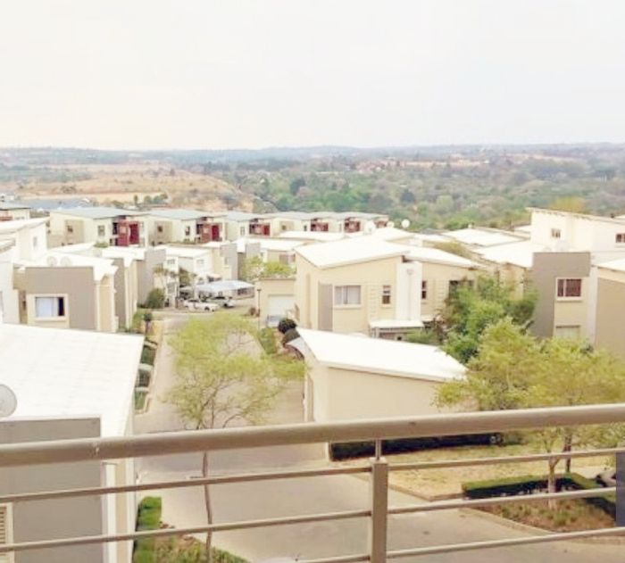 Fourways Apartment For Sale: Open-plan living, pool, gym, secure parking, prime location.