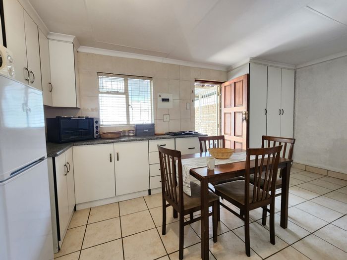 Secunda Central Apartment To Rent: 1 bed, WiFi, cleaning service, secure parking.