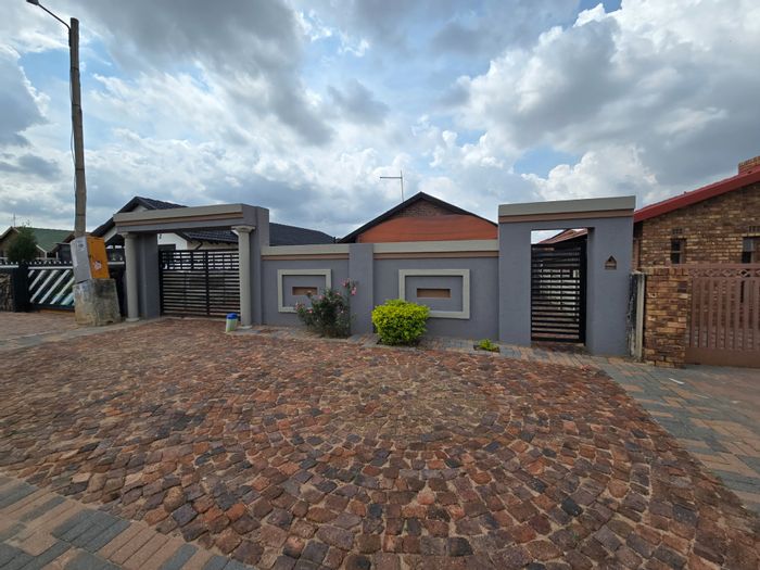 Property #ENT0273929, House for sale in Daveyton