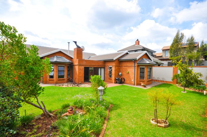 Property #ENT0274185, House for sale in Rietvlei Heights Country Estate