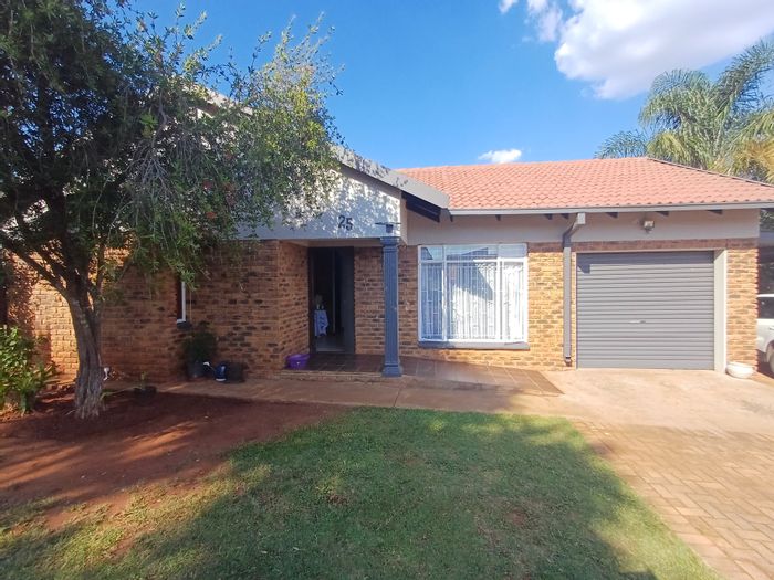 3 Bedroom house for sale in Doringkruin with garage, carport, and fenced yard.