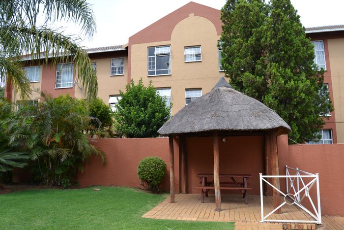 Weltevreden Park Townhouse For Sale: 2 beds, pool, lapa, kids play area.