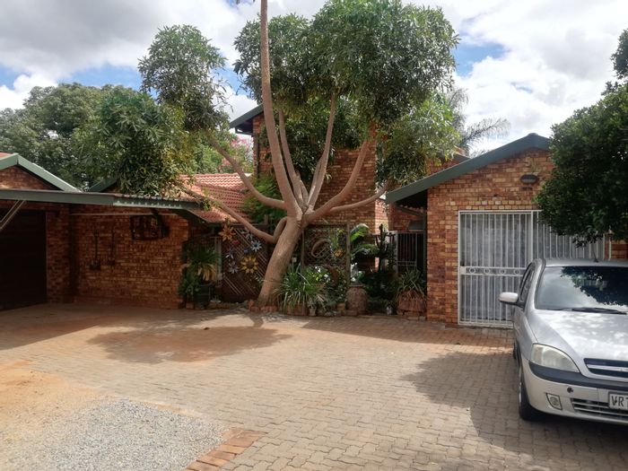 For Sale: Spacious Moreleta Park House with Flat-Let, Pool, and Office Potential