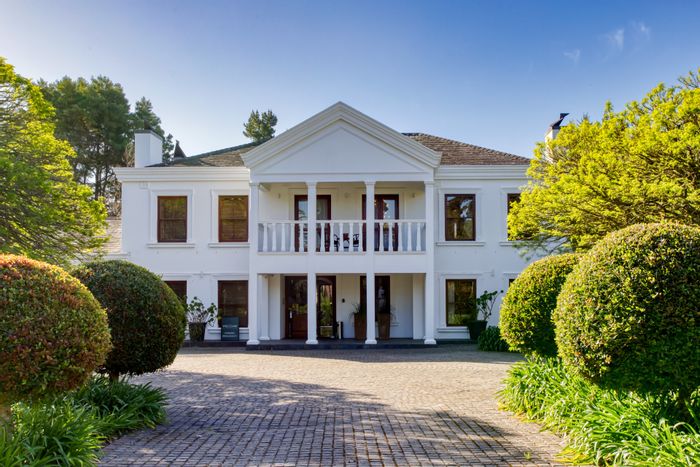 For Sale: Guest House in Grabouw Central with pool, conference facilities, and lush gardens.