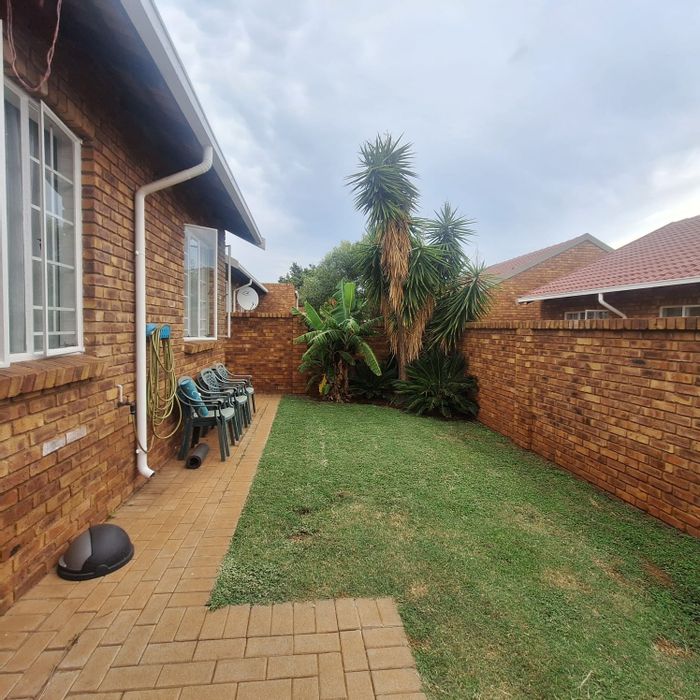 Property #ENT0274349, Townhouse for sale in Rooihuiskraal North