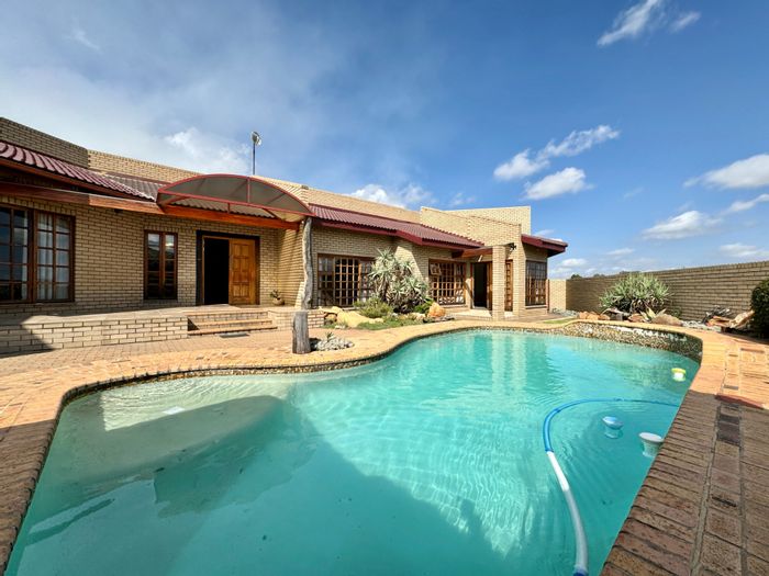 For Sale: House in Secunda Central with pool, study, and secure parking.