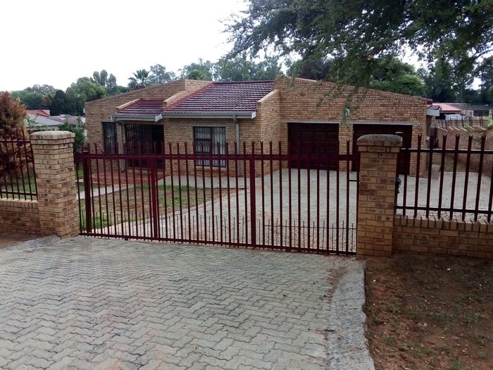 Property #ENT0274397, House for sale in Hartswater Central