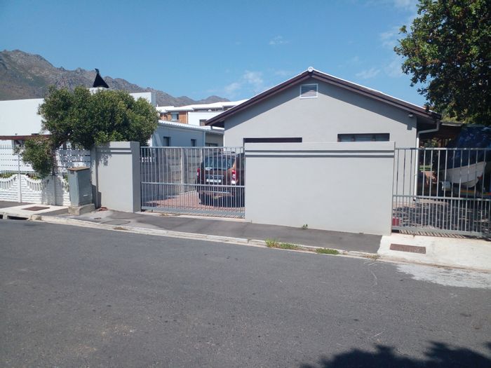 Property #ENT0274477, House rental monthly in Gordons Bay Central
