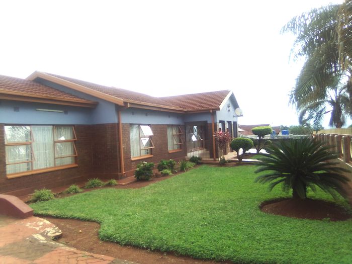 House for Sale in Sibasa: 4 Bedrooms, Borehole, Double Garage, Spacious Garden.