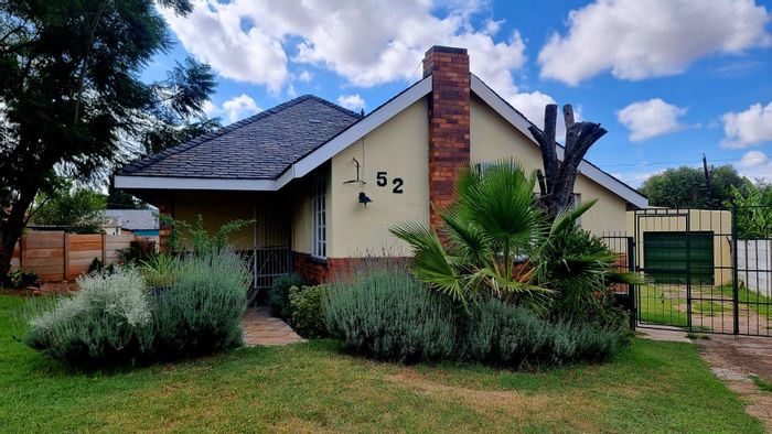 For Sale: House in Stilfontein Central with flat, garden, and air conditioning.