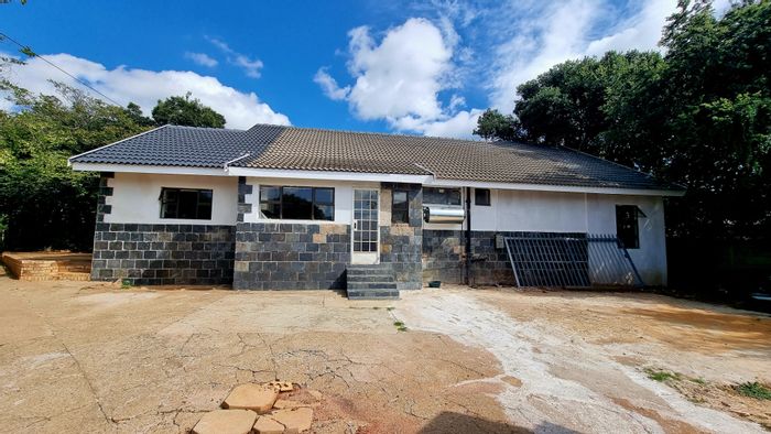 For Sale: House in Stilfontein Ext 1 with 3 bedrooms, garage, and designer kitchen.