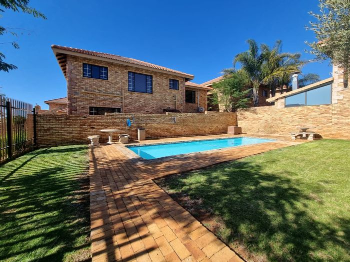 Property #ENT0274891, Townhouse for sale in Ruimsig