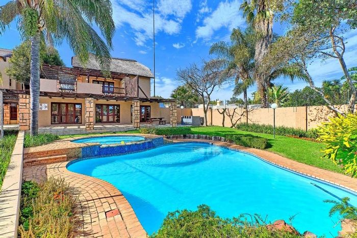 Sunninghill Apartment For Sale: 2-bed, pool, clubhouse, balconies, secure living.