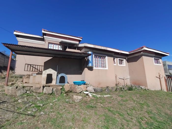 House For Sale in Stonehenge: 3 Bedrooms, Pool, Spacious Backyard, Scenic Views.