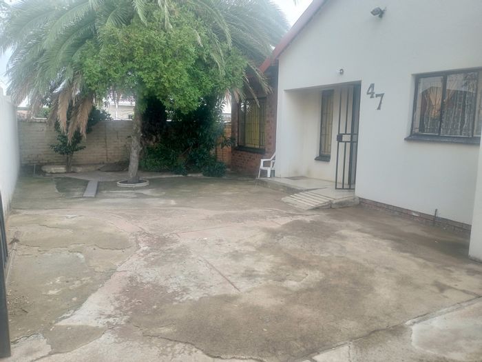 Ennerdale House For Sale: 3 beds, tandem garage, spacious backyard, great location.