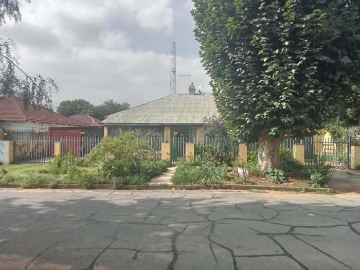 Boksburg Central House For Sale: Spacious rooms, large outbuilding, close to amenities.