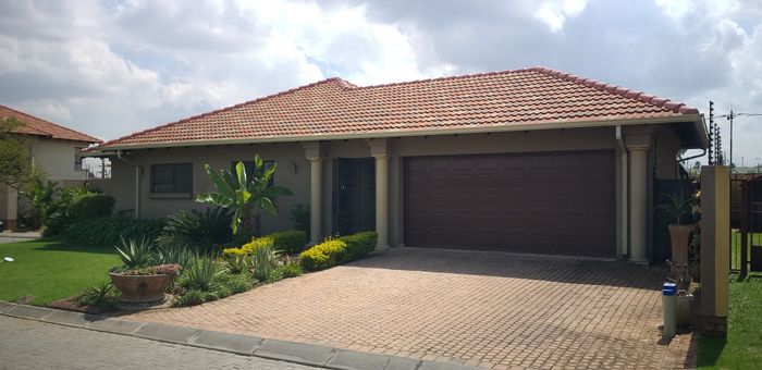 For Sale: 2 Bedroom Townhouse in Kenleaf with pool, garden, and double garage.