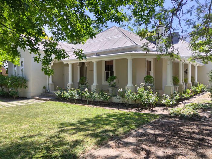 Charming house in Villiersdorp Central for sale, featuring garden, office, and garage.