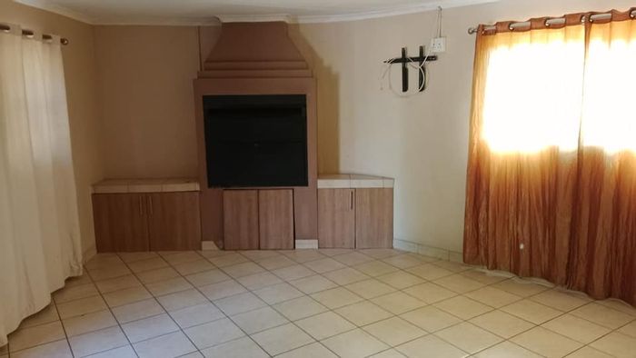 Kuruman Central House For Sale: 3 bedrooms, large yard, indoor braai, ample amenities.