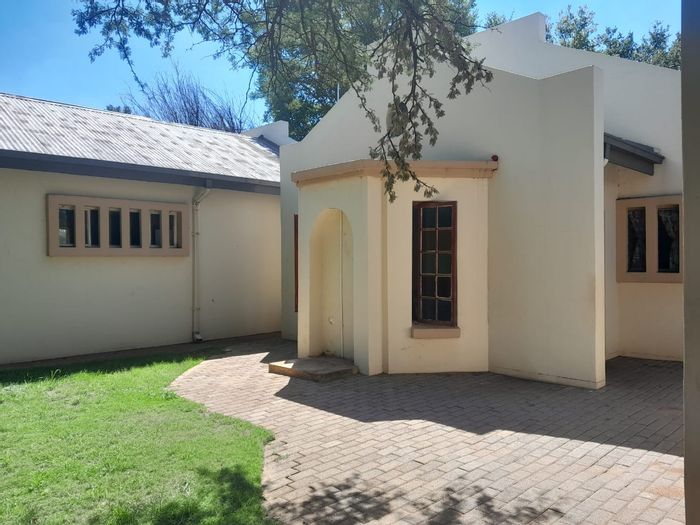 For Sale: House in Kuruman Central with 4 bedrooms, indoor braai, flatlet.