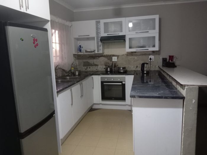 For Sale: Apartment in Vanderbijlpark CE 5 with secure parking and communal areas.