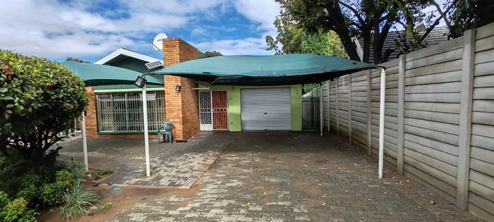 Farrarmere House For Sale: 3 bedrooms, spacious yard, garage, and fibre enabled.