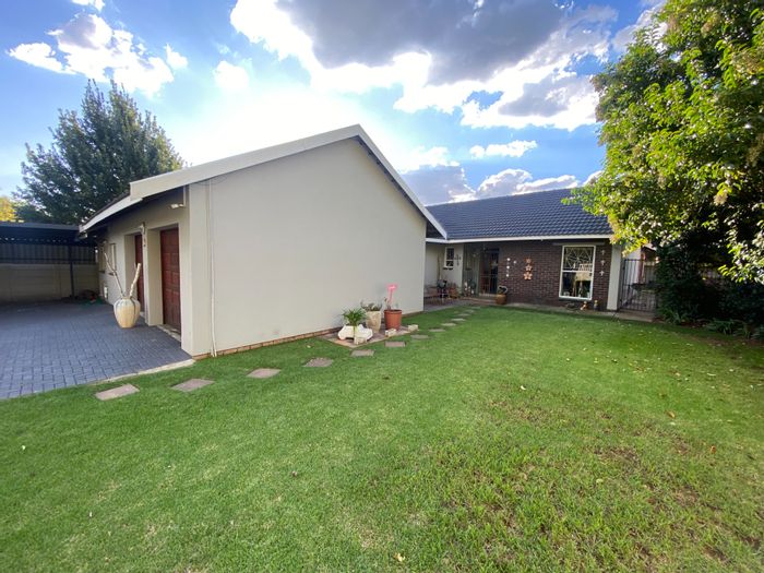 Property #ENT0275330, House for sale in Secunda Central