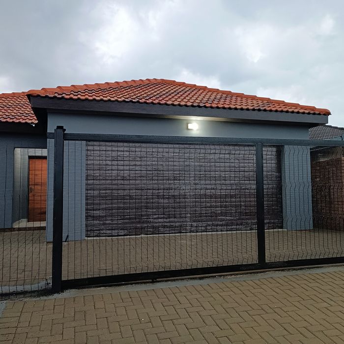 For Sale: House in Secunda Central with 3 bedrooms, double garage, and open-plan living.