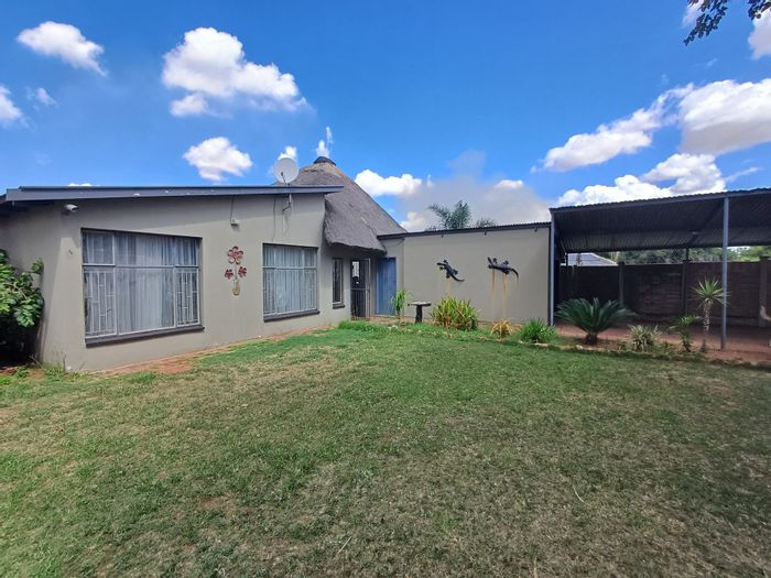 3 Bedroom house with pool and entertainment area for sale in Roosheuwel.