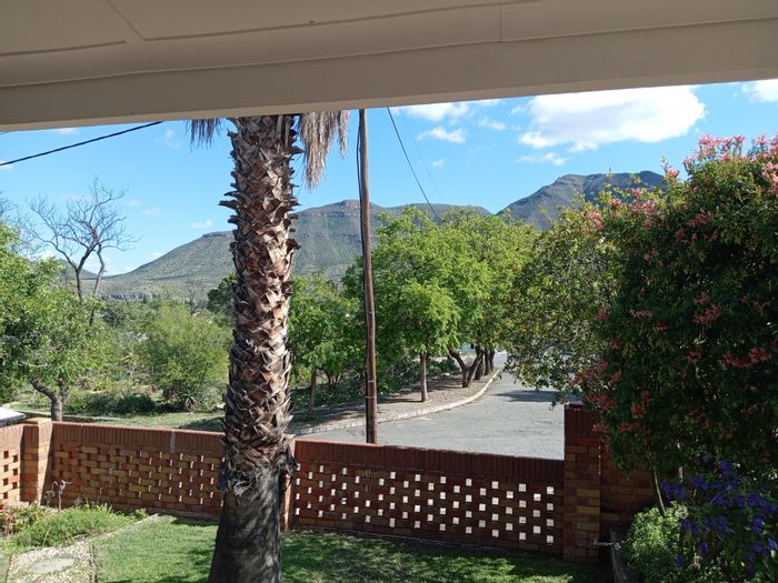 Central Graaff-Reinet Home with Stunning Mountain Views, Entertainment Area, and Flexible Workspaces. Ideal Investment!