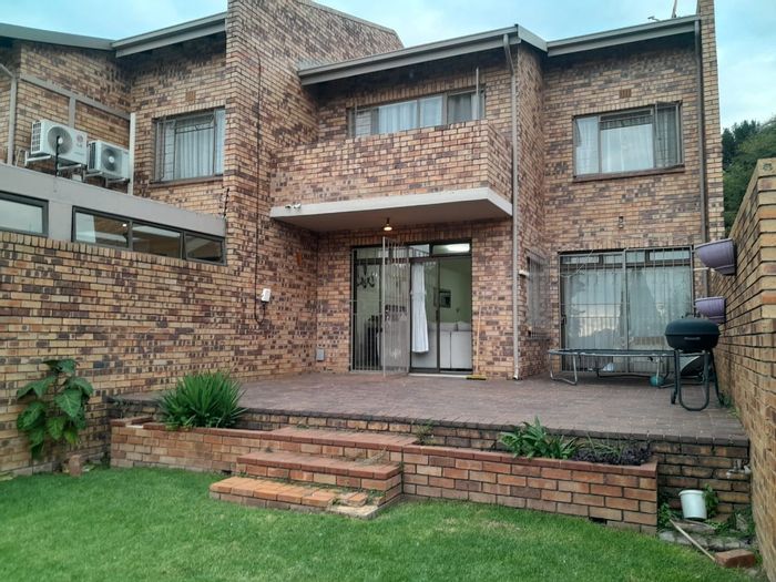 Spacious 4-Bedroom Townhouse in Corlett Gardens with Private Garden and Pool Access!