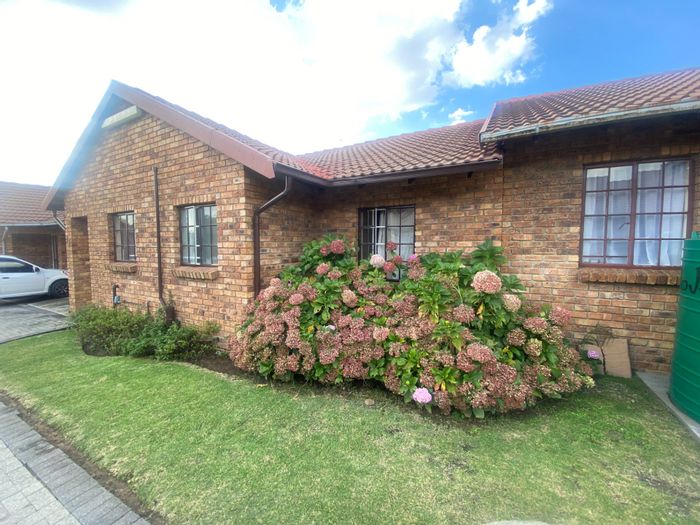 Property #ENT0275693, Townhouse for sale in Secunda Central