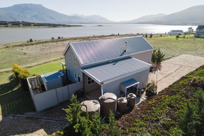 For Sale: House in Theewaterskloof with waterfront access, 5 bedrooms, private garden.