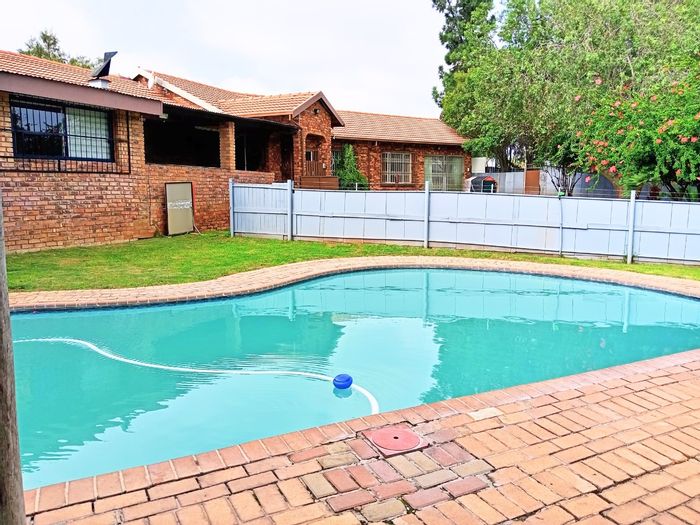 Spacious Mnandi House for Sale: Three Flats, Pool, Workshop, and Expansion Potential!