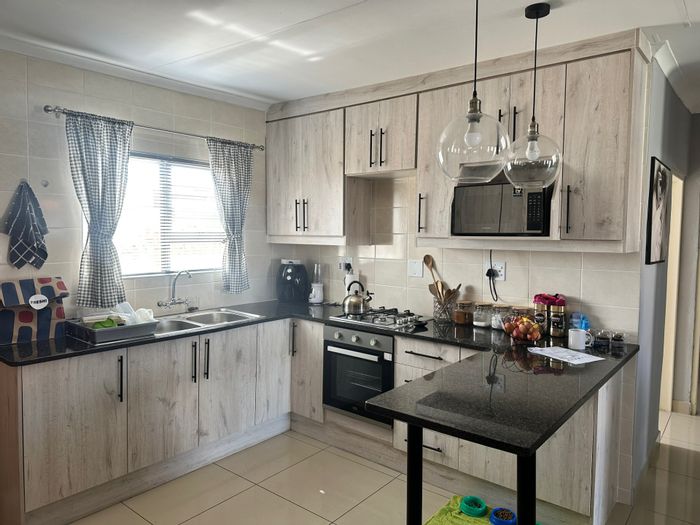 Secunda Central Townhouse For Sale: 2 Bedrooms, Open Plan Kitchen, Secure Complex.