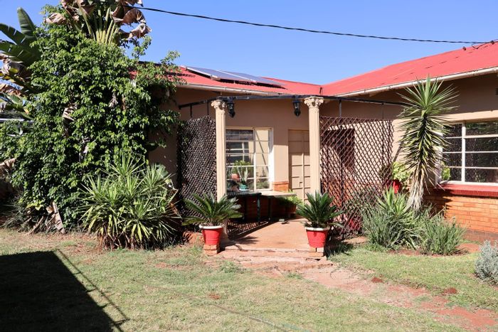 Lyttelton Manor House For Sale: 3 beds, large yard, double garage, uninterrupted power.