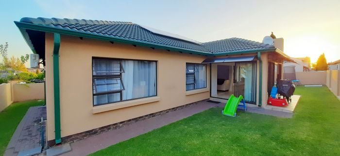 Amberfield House For Sale: 3 beds, braai room, solar system, double garage.