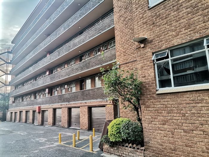 For Sale: Spacious Sunnyside Apartment Near UNISA, With Security and Convenient Transport Access!