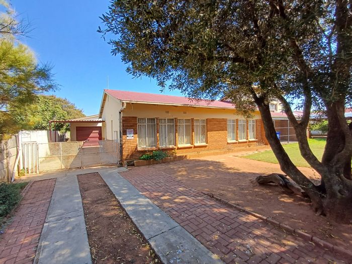 3-bedroom house for sale in Orkney Central with pool and entertainment area.