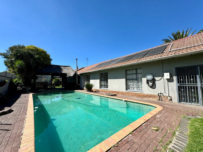 For Sale: Spacious Secunda Central house with pool, lapa, and flatlet potential.