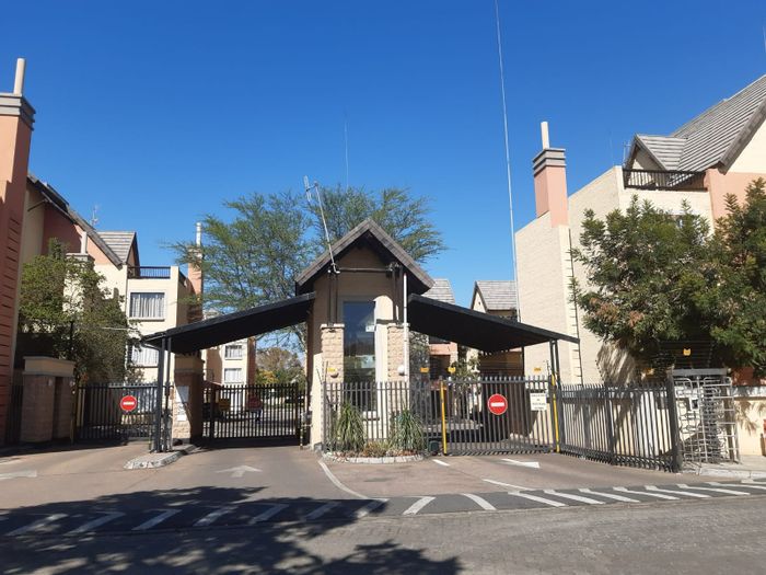 For Sale: Clubview Apartment with balcony, built-in braai, kids play area, 24-hour security.