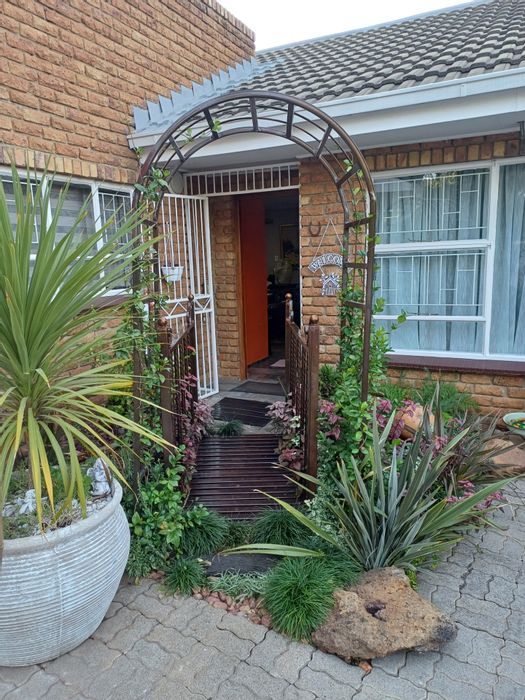 Vanderbijlpark Central Townhouse For Sale: 3 beds, braai area, private garden.