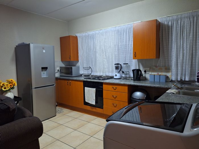 Honeydew Apartment For Sale: 2 Bedrooms, Open Kitchen, Communal Garden, Close to Schools.