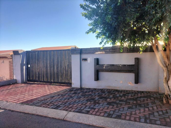 Property #ENT0276135, House for sale in Protea Glen