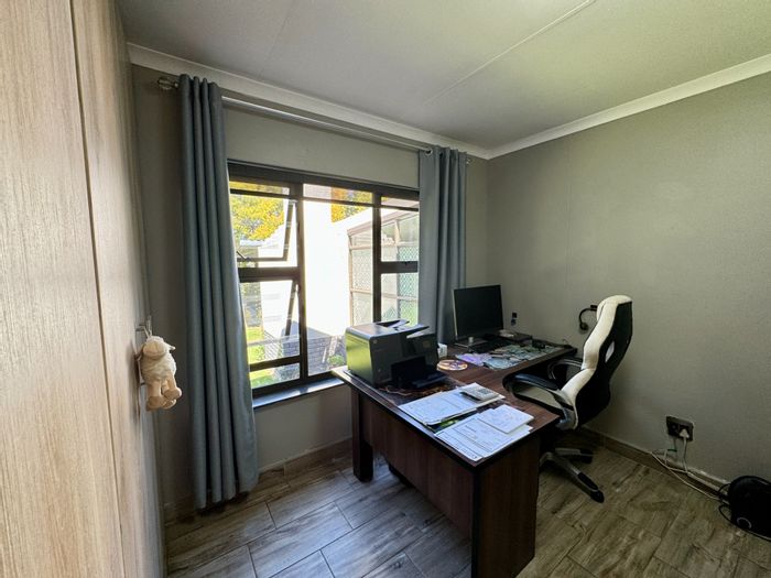 For Sale: Spacious Secunda Central house with garden, study, and entertainment area.