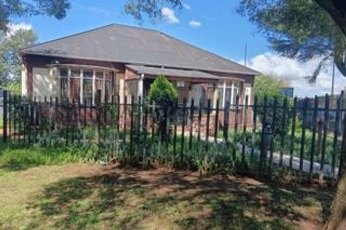 3-bedroom house with flat, corner stand in Brakpan Central, For Sale.