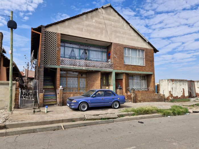 For Sale: Actonville House with 6 bedrooms, 2 kitchens, and rental potential.