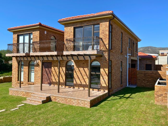 For Sale: House in De Kelders with sea views, 4 bedrooms, entertainment spaces.