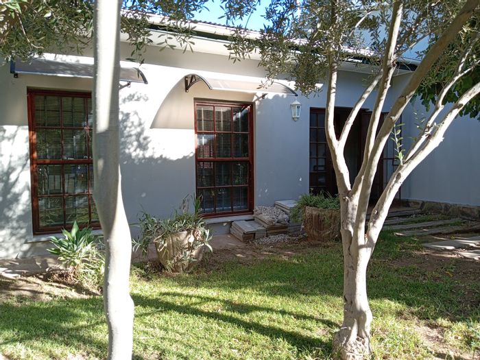 Property #ENT0276494, House for sale in Graaff-reinet Central